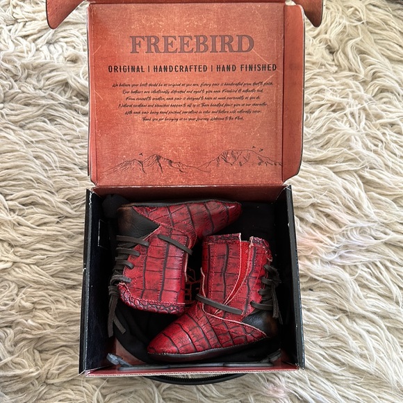 Freebird Baby Coal in red croco size 2 (6-12 months) brand new never been worn - Picture 3 of 12